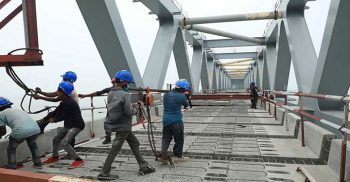 স্বপ্নের পদ্মা সেতু : স্ল্যাব বসানো শেষ, রেললাইনের কাজ শুরু