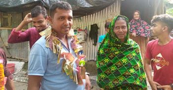 লক্ষ্মীপুরে টাকার মালা দিয়ে ইউপি সদস্যকে বরণ
