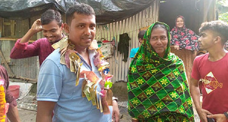 লক্ষ্মীপুরে টাকার মালা দিয়ে ইউপি সদস্যকে বরণ