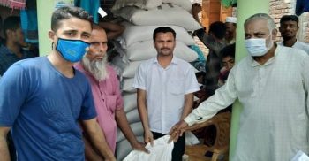গলাচিপায় শান্তিপূর্ণ ভাবে জেলের মধ্যে চাল বিতরণ