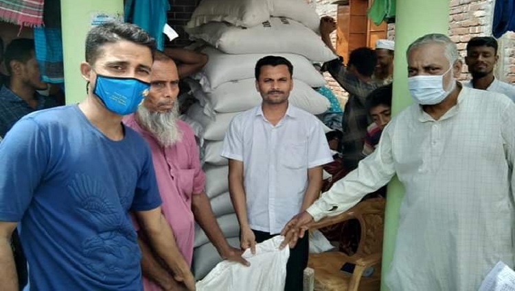 গলাচিপায় শান্তিপূর্ণ ভাবে জেলের মধ্যে চাল বিতরণ