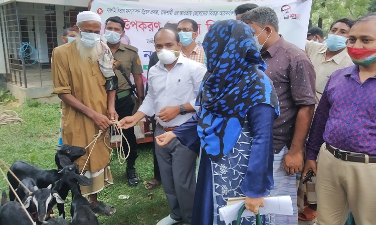 সাপাহারে জেলেদের মাঝে ছাগল ও অনুদানের চেক বিতরণ