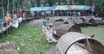 নৌকা না ভাসালে ভাত জুটবে না মাঝিদের পরিবারে