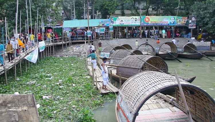 নৌকা না ভাসালে ভাত জুটবে না মাঝিদের পরিবারে