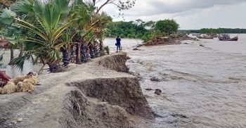 পটুয়াখালীর কলাপাড়ায় আকাশে মেঘ দেখলেই নদী পাড়ের মানুষ আতঙ্কে