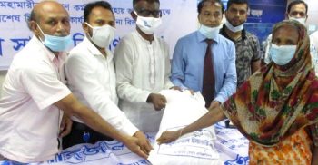 ঝিনাইদহে করোনায় ক্ষতিগ্রস্থ পরিবারের মাঝে খাদ্যসামগ্রী বিতরণ