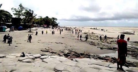 কুয়াকাটার সৈকতে পর্যটক নেই: রয়েছে স্থানীয়দের আনাগোনা