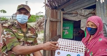 কুয়াকাটায় অর্ধশতাধিক জেলেদের পাশে দাঁড়িয়েছে সেনা সদস্যরা