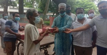নওগাঁর আত্রাইয়ে এমপি হেলালের পক্ষ থেকে রান্না করা খাবার বিতরণ