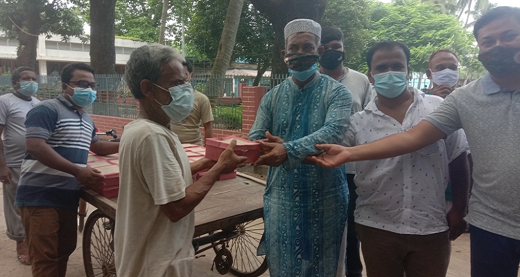 নওগাঁর আত্রাইয়ে এমপি হেলালের পক্ষ থেকে রান্না করা খাবার বিতরণ
