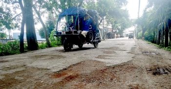 খানা-খঁন্দে ভরা কলাপাড়া পৌরসভার সড়ক