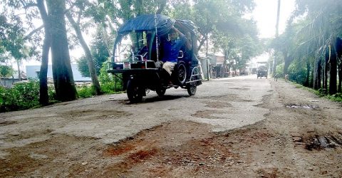 খানা-খঁন্দে ভরা কলাপাড়া পৌরসভার সড়ক