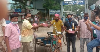 নওগাঁর আত্রাইয়ে করোনায় অসহায় মানুষের পাশে এম পি হেলাল
