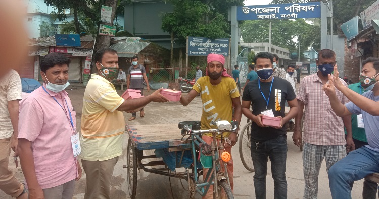 নওগাঁর আত্রাইয়ে করোনায় অসহায় মানুষের পাশে এম পি হেলাল