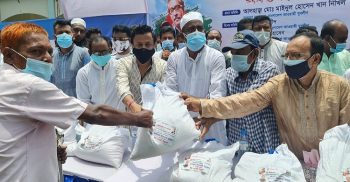 ঝিকরগাছার দারুল উলুম কামিল মাদরাসা প্রাঙ্গনে দুস্থদের মাঝে খাদ্যসামগ্রী বিতরণ