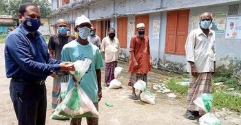 কলাপাড়ায় ফোন পেয়ে খাদ্য সহায়তা দিয়েছেন ইউএনও