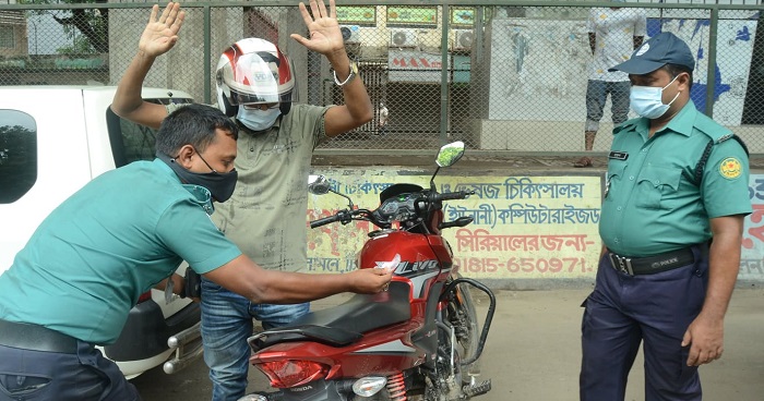 বেলা বাড়ার সাথে বাড়ছে গাড়ি, তৎপর আইনশৃঙ্খলা রক্ষাকারী বাহিনী
