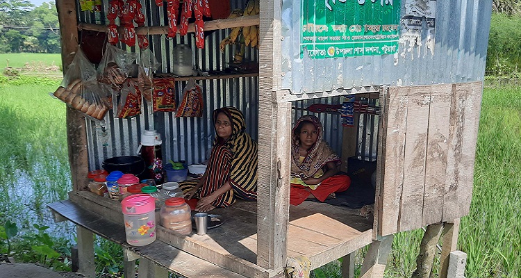 ভিক্ষা থেকে বেড়িয়ে মুদি ও চায়ের দোকান স্বাবলম্বী দশমিনায় হাসিনা বেগম