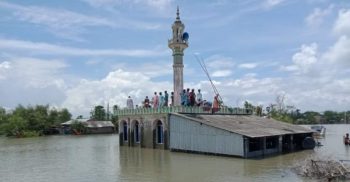 নদীতে না সাগরে আছি বুঝতে পারি না