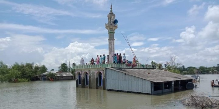 নদীতে না সাগরে আছি বুঝতে পারি না