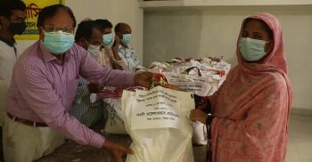 নওগাঁয় এ্যাসোসিয়েশনের ৫দিন ব্যপী ত্রান বিতরন