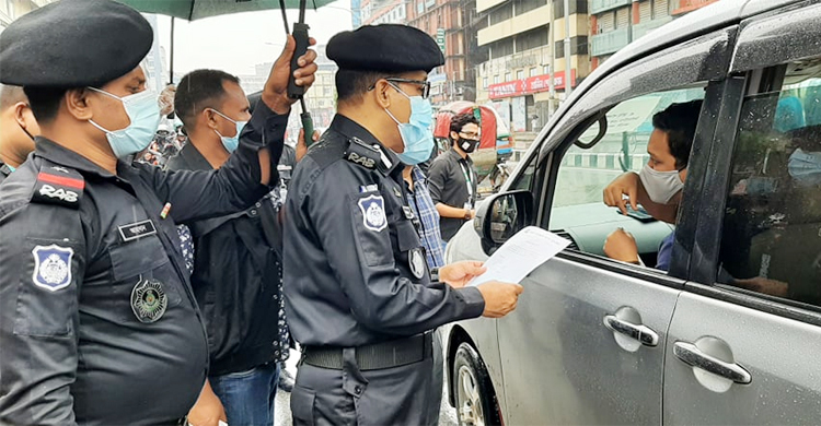অকারণে বের হওয়ায় ৩০ মিনিট আটকে রাখা হলো প্রাইভেটকার