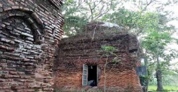 গলাচিপায় পুরনো গুরিন্দা মসজিদ বিলীনের পথে