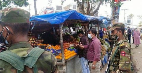 সাপাহারে ভ্রাম্যমাণ আদালতের অভিযান ও খাদ্য সামগ্রী বিতরণ
