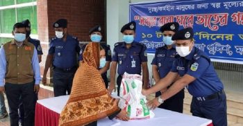 ময়মনসিংহে কর্মহীন মানুষকে দশ টাকায় পুলিশের দু’দিনের খাদ্য বিতরণ