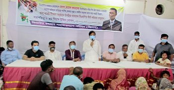 বিএনপির কেন্দ্রীয় কার্যালয়ের সামনে দুঃস্থ অসহায় মানুষের মাঝে খাদ্য সামগ্রী বিতরণ