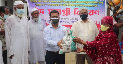 নওগাঁ’র আত্রাইয়ে আশ্রয়ন-২ প্রকল্পের বাসিন্দাদের মধ্যে ঈদ সামগ্রী বিতরন