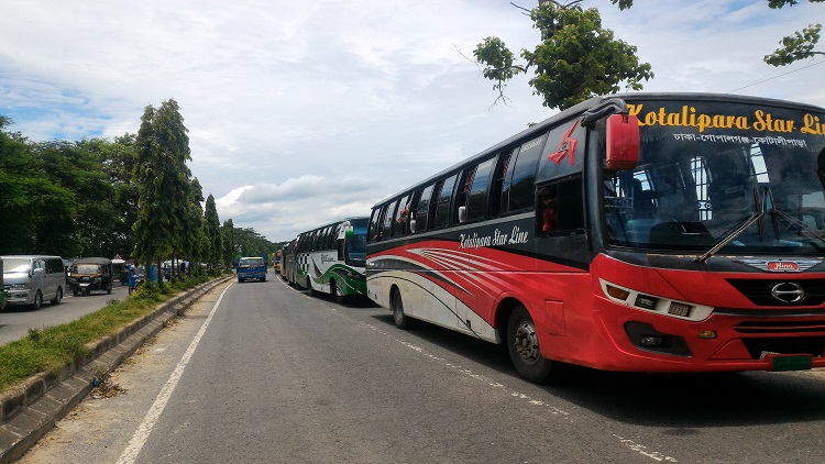 দৌলতদিয়া ঘাটে যাত্রীবাহী বাসের দীর্ঘ সারি