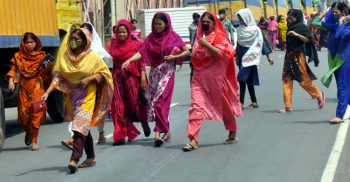 দু-এক মিনিট দেরিহলেই কাটা হয় টাকা: অভিযোগ পোশাক শ্রমিকদের