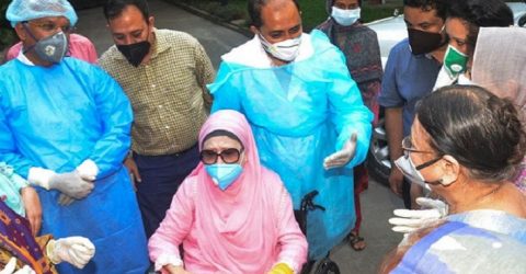 করোনা ভাইরাসের টিকা নিলেন খালেদা জিয়া
