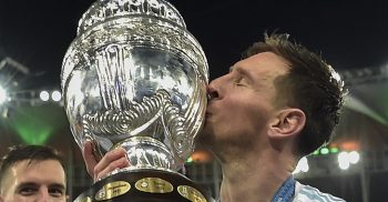 ম্যারাডোনাকে শিরোপা উৎসর্গ করলেন মেসি