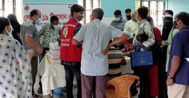 আমতলী হাসপাতালে টিকা নেওয়ার প্রথম দিনেই উপচে পড়া ভীড়