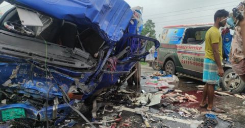 টাঙ্গাইলে অ্যাম্বুলেন্স-পিকআপ ভ্যানের সংঘর্ষে নিহত ৪