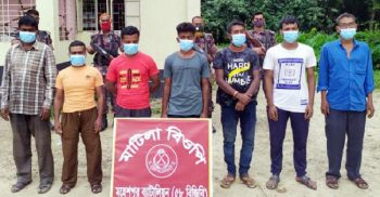 অবৈধভাবে ভারত থেকে বাংলাদেশে প্রবেশের সময় মহেশপুর সীমান্তে আটক ৭