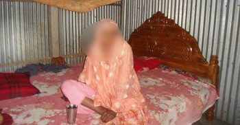 জামালপুরে বিয়ের দাবিতে প্রেমিকের বাড়িতে অনার্স পড়ুয়া ছাত্রী অনশন