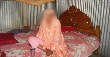 জামালপুরে বিয়ের দাবিতে প্রেমিকের বাড়িতে অনার্স পড়ুয়া ছাত্রী অনশন