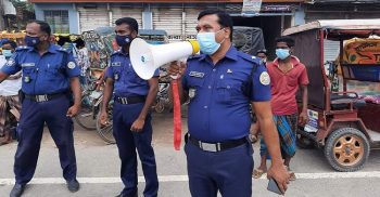 আমতলীতে পুলিশের ২৫টি ব্যাটারী চালিত ইজিবাইক আটক ও মাস্ক বিতরণ