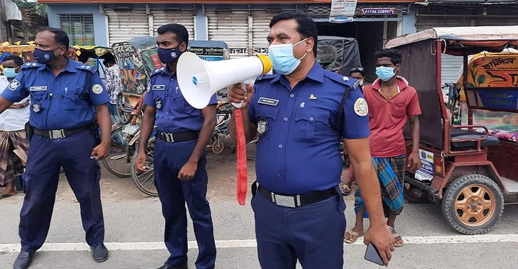 আমতলীতে পুলিশের ২৫টি ব্যাটারী চালিত ইজিবাইক আটক ও মাস্ক বিতরণ
