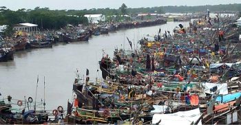গভীর সমুদ্রে থেকে জাল গুছিয়ে শত শত ট্রলার নিরাপদ আশ্রয়ে