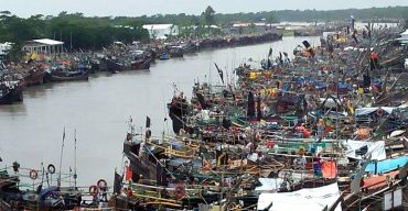 গভীর সমুদ্রে থেকে জাল গুছিয়ে শত শত ট্রলার নিরাপদ আশ্রয়ে