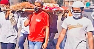 করোনায় হিন্দু নারীর মরদেহ মুসলিম যুবকদের কাঁধে!