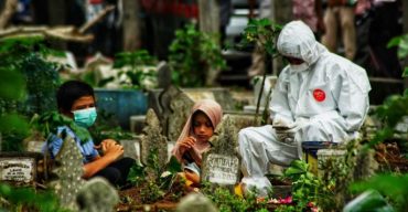 করোনাভাইরাসের তাণ্ডবে ইন্দোনেশিয়ায় মারা যাচ্ছে শত শত শিশু