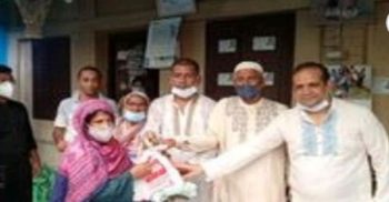 গলাচিপায় ঈদ উপহার বিতরন করেন কাউন্সিলর সমীর কৃষ্ণ পাল