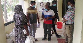 সাপাহারে করোনায় কর্মহীন ও অস্বচ্ছল পরিবারের মাঝে প্রধানমন্ত্রীর উপহার বিতরণ