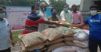 নওগাঁর আত্রাইয়ে কৃষকের মাঝে বিনা মূল্যে বীজ ও সার বিতরণ