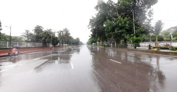 লকডাউন-শুক্রবার-বৃষ্টি আজও ফাঁকা ঢাকার সড়ক